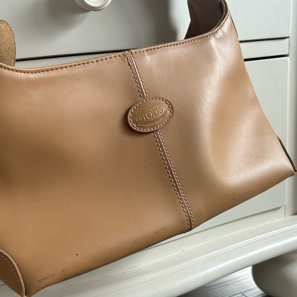 Tods 🤎 Classic luggage color shoulder bag -Very good condition!! 💯% authentic - Picture 4 of 13